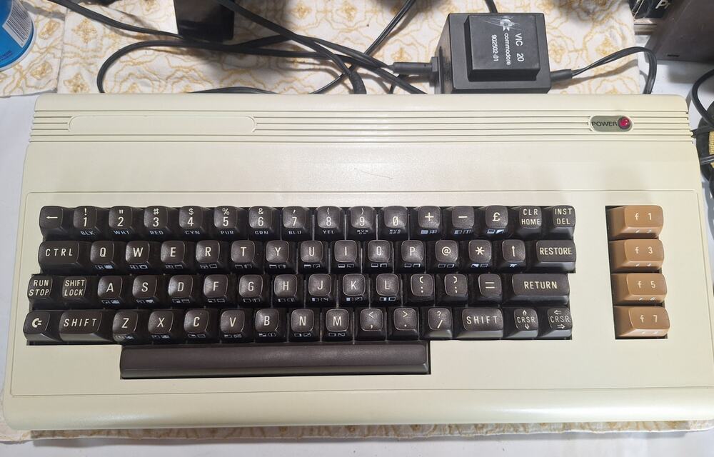 Commodore VIC-20 Vintage Computer Tested Working! Original Cords Matching Box